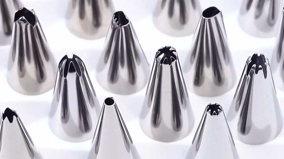 ⁣Silicone Piping Bags and Tips Set Review: Reusable Cake Decorating Kit for Baking